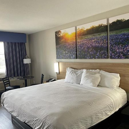 Days Inn By Wyndham San Antonio Southeast Frost Bank Center Eksteriør billede