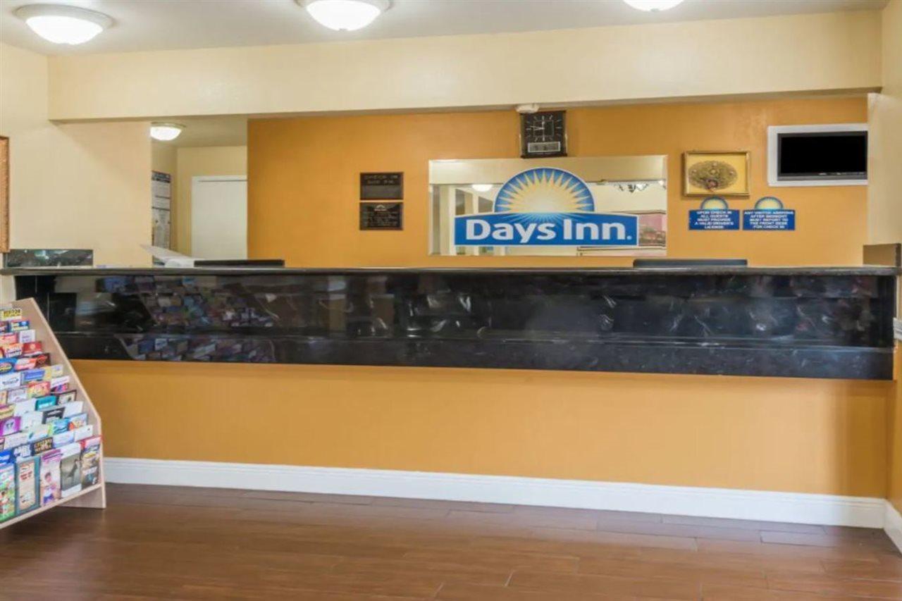 Days Inn By Wyndham San Antonio Southeast Frost Bank Center Eksteriør billede