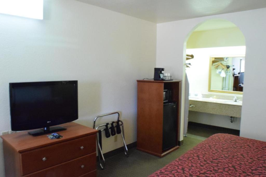 Days Inn By Wyndham San Antonio Southeast Frost Bank Center Eksteriør billede