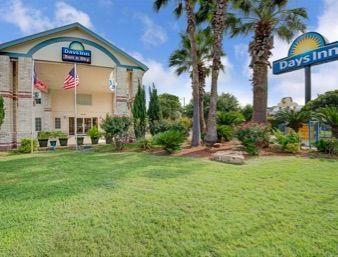 Days Inn By Wyndham San Antonio Southeast Frost Bank Center Eksteriør billede