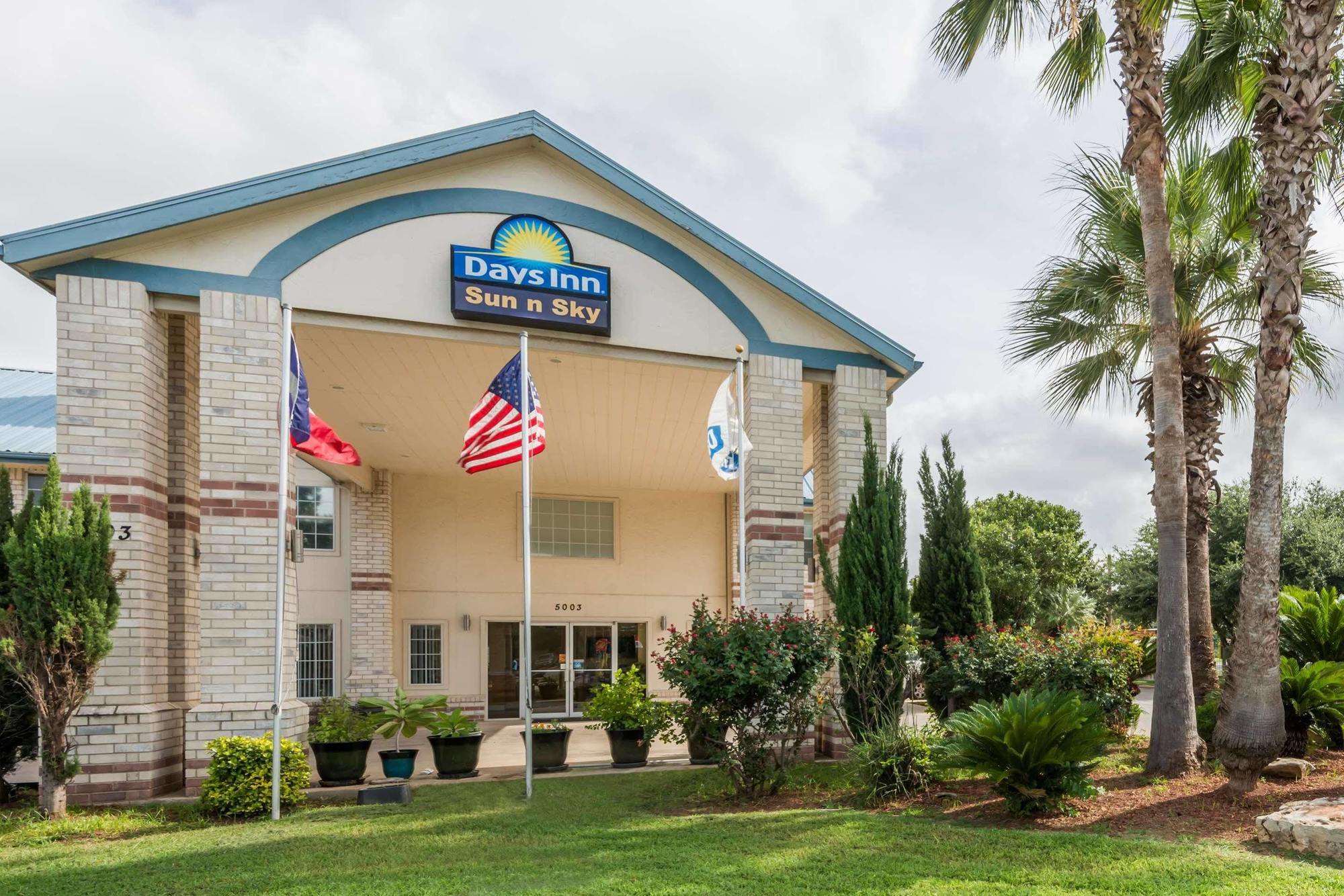 Days Inn By Wyndham San Antonio Southeast Frost Bank Center Eksteriør billede