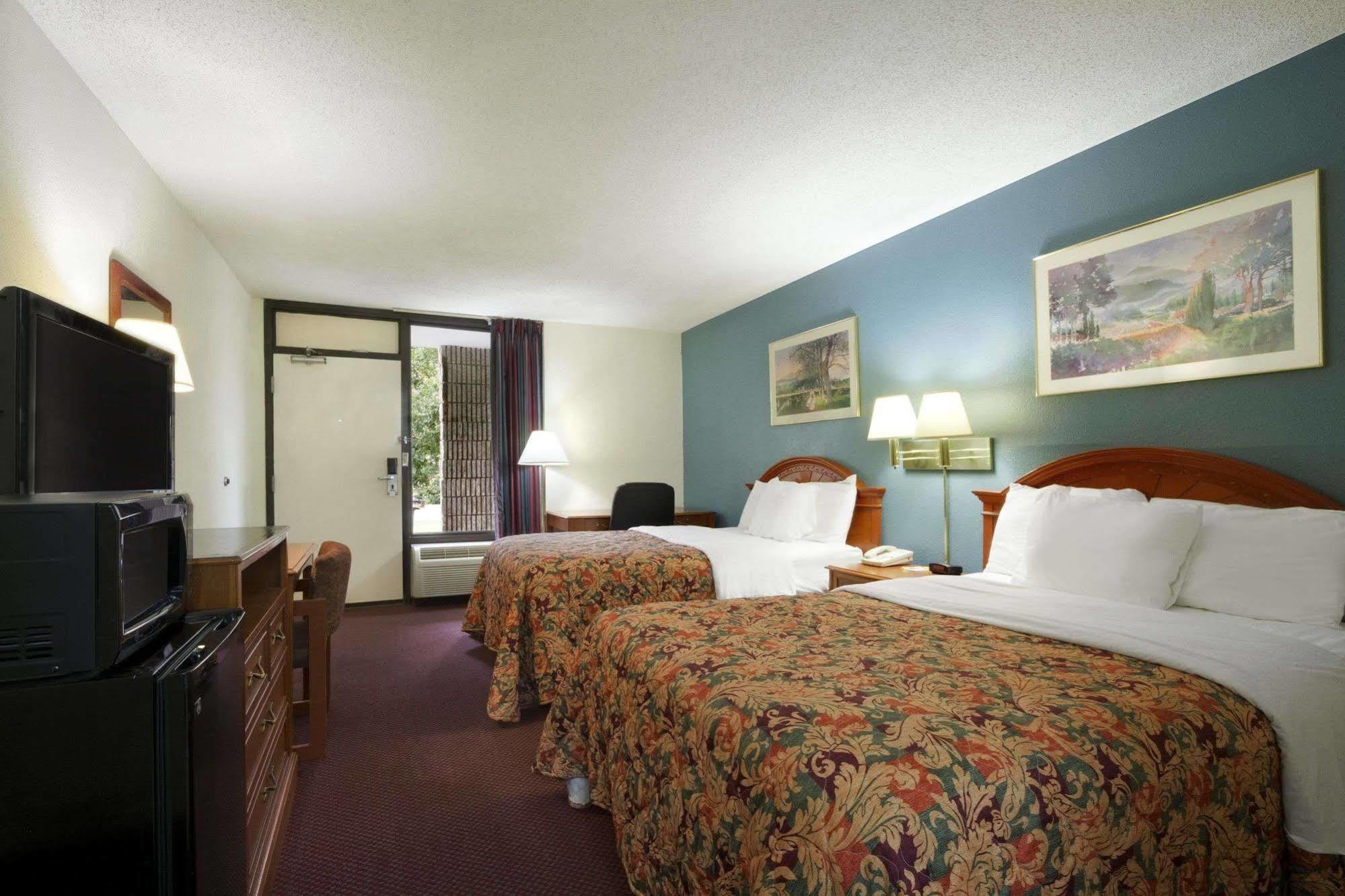 Days Inn By Wyndham San Antonio Southeast Frost Bank Center Eksteriør billede