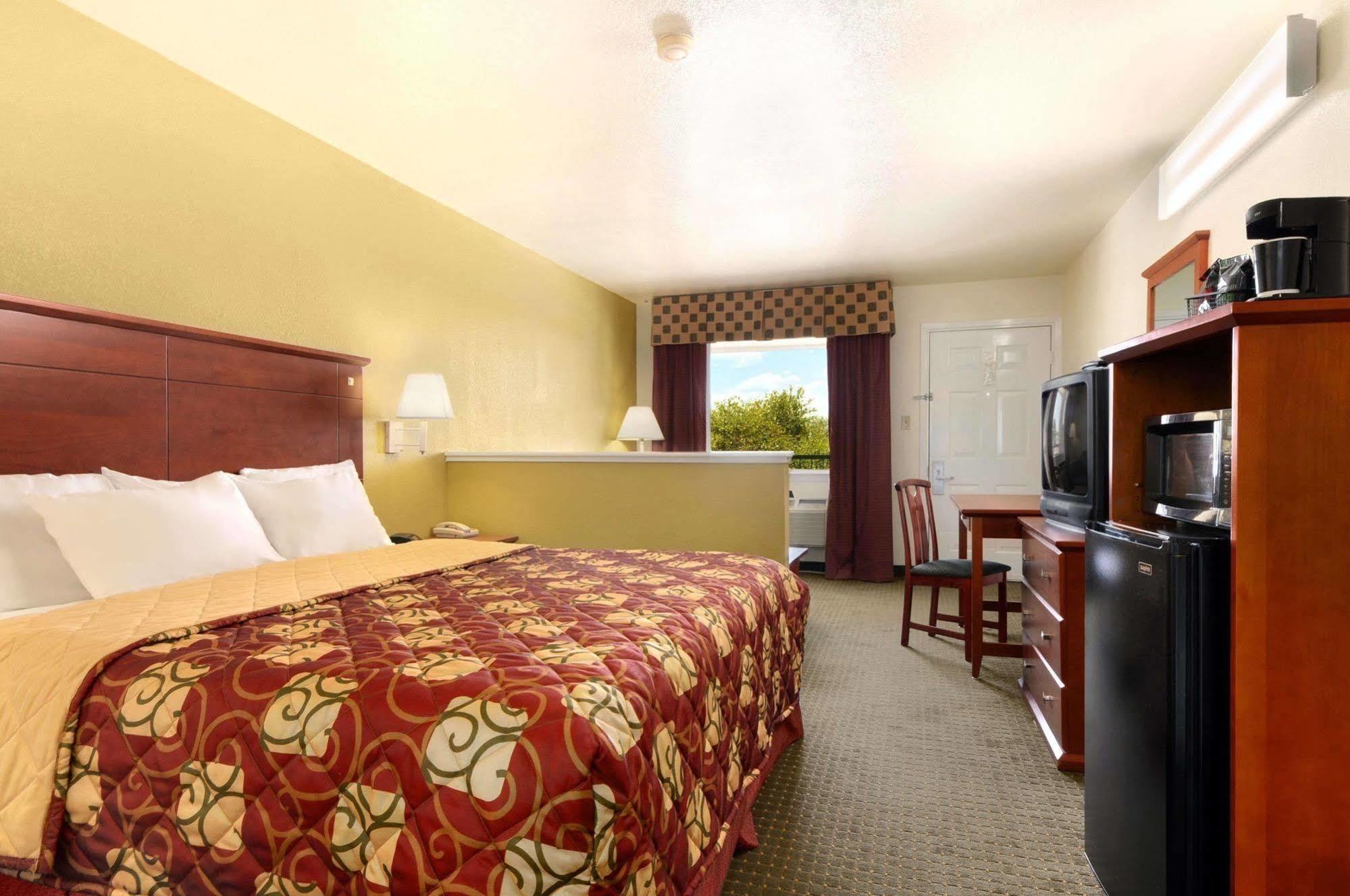 Days Inn By Wyndham San Antonio Southeast Frost Bank Center Eksteriør billede